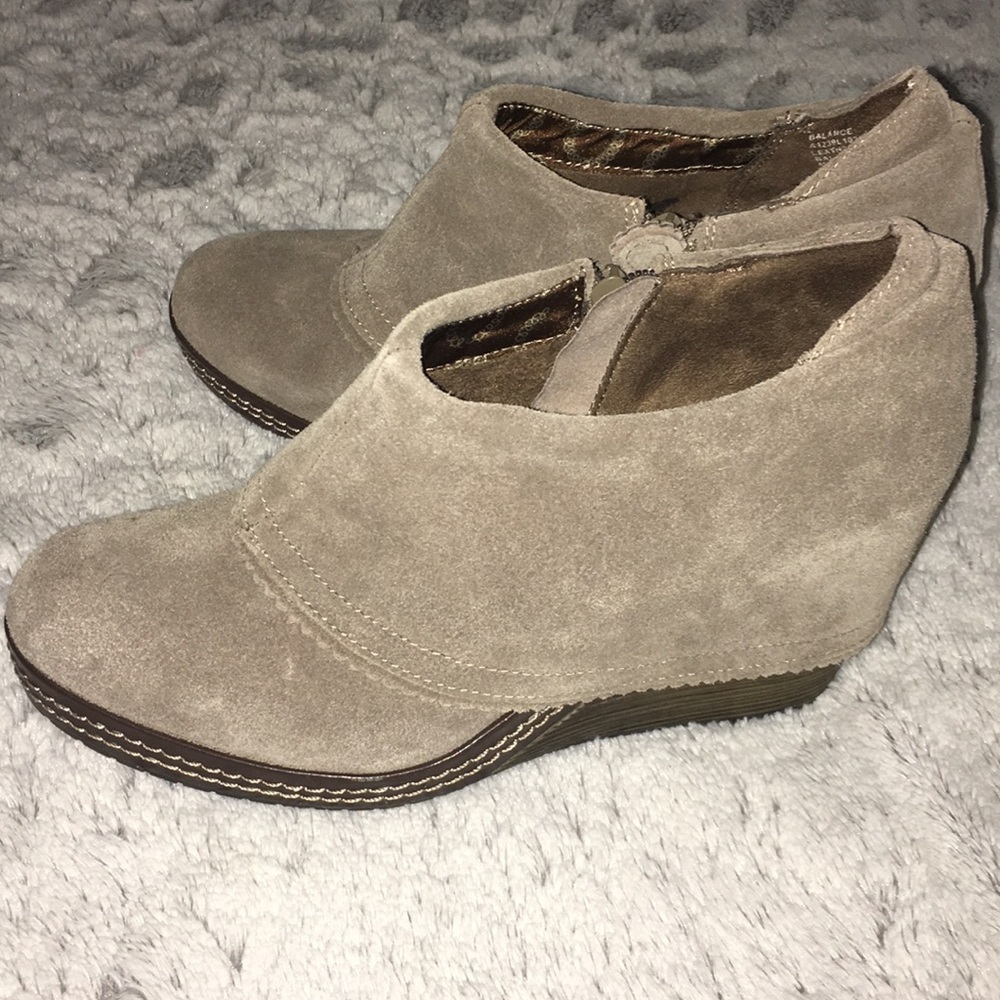 Dr. Scoll’s Wedge Tan Suede Zipper Booties